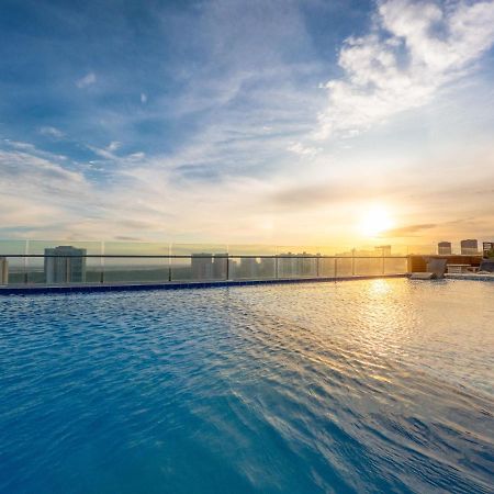 Sky Collection Lifestyle Hotel & Suites Barranquilla Barranquilla (Atlantico) Exteriér fotografie Infinity pool at the rooftop of the hotel