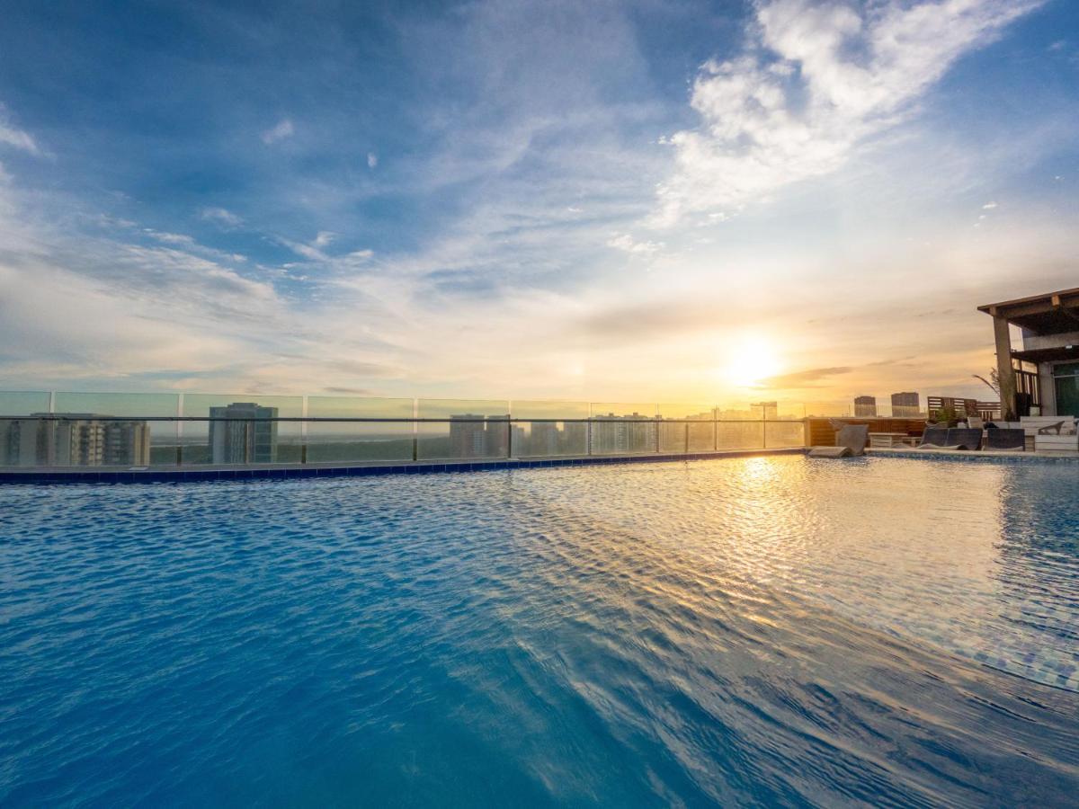 Sky Collection Lifestyle Hotel & Suites Barranquilla Barranquilla (Atlantico) Exteriér fotografie Infinity pool at the rooftop of the hotel